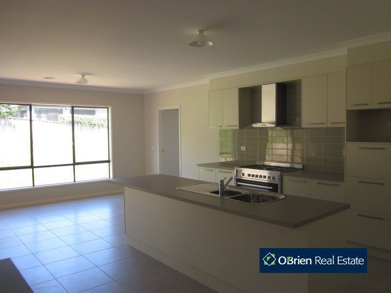 14 Riviera Drive, Berwick VIC 3806