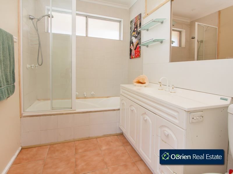 12 Queens Court, Berwick VIC 3806