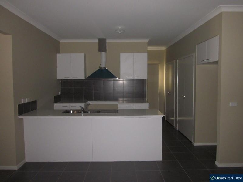 10 Blackledge Drive, Clyde North VIC 3978