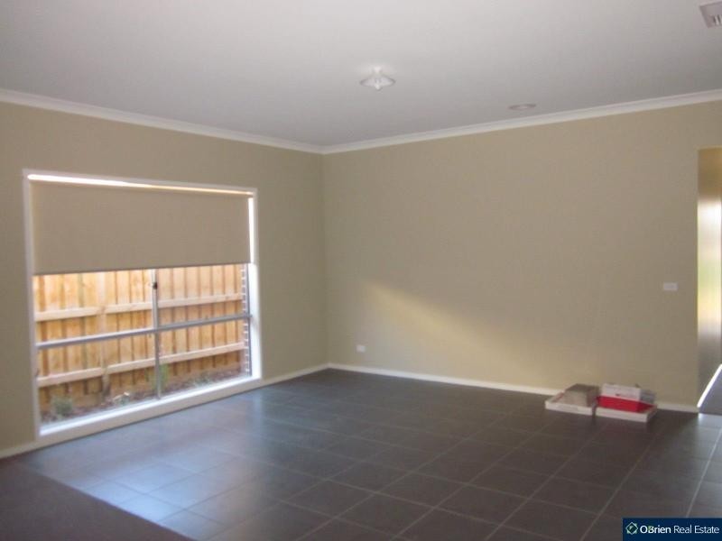 10 Blackledge Drive, Clyde North VIC 3978