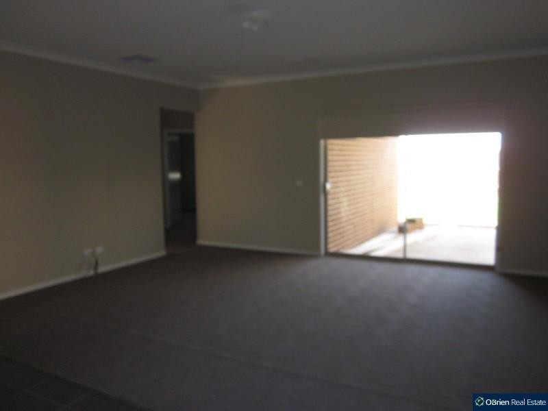 10 Blackledge Drive, Clyde North VIC 3978