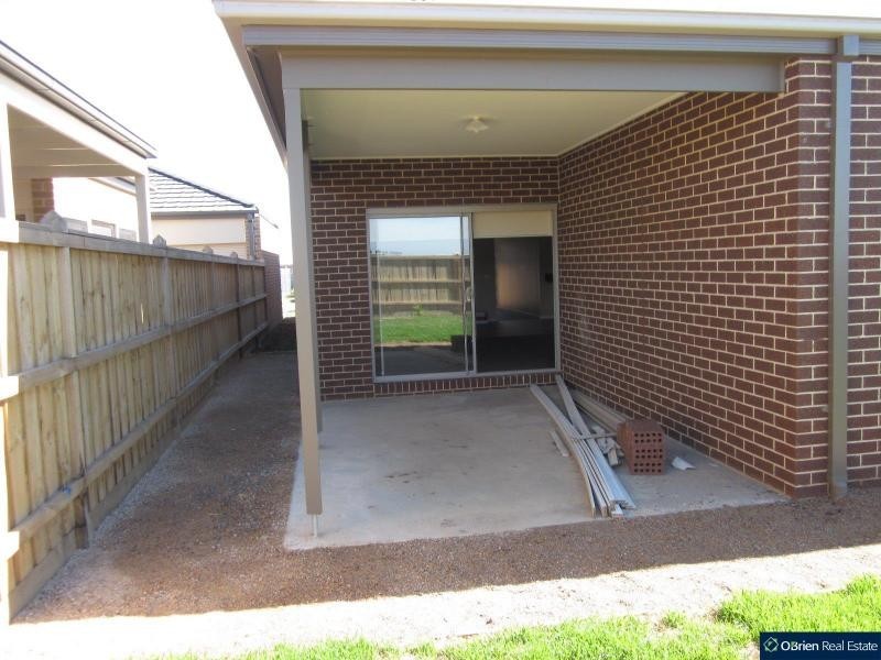 10 Blackledge Drive, Clyde North VIC 3978