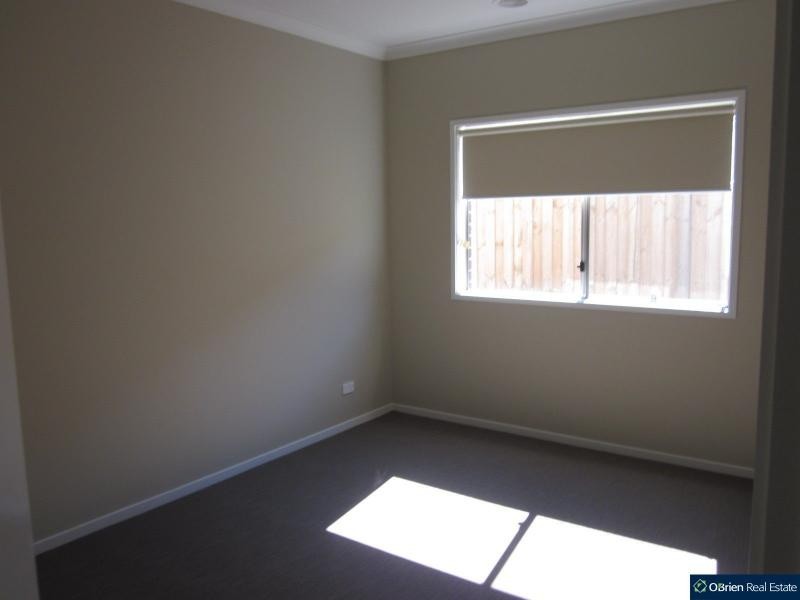 10 Blackledge Drive, Clyde North VIC 3978