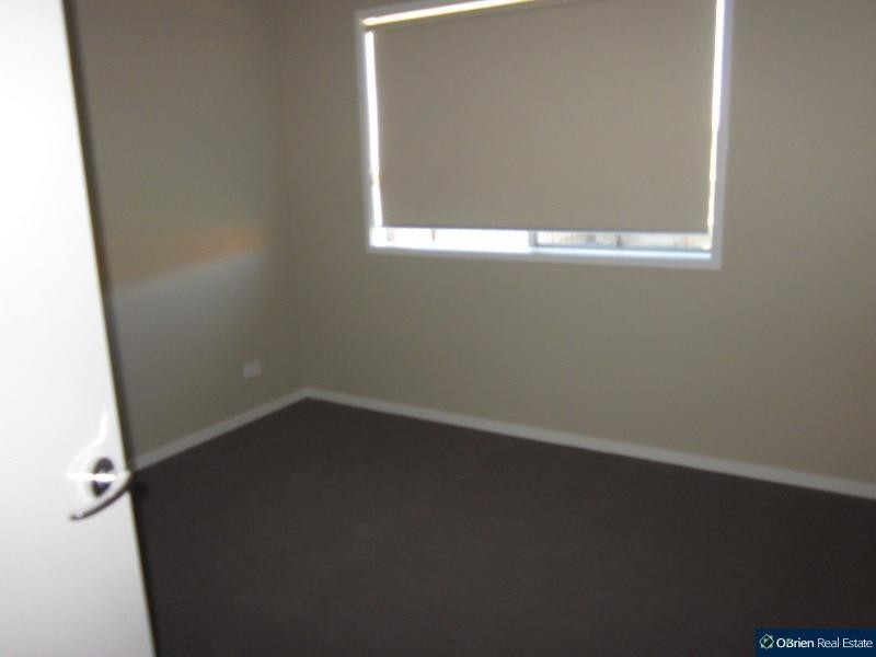 10 Blackledge Drive, Clyde North VIC 3978