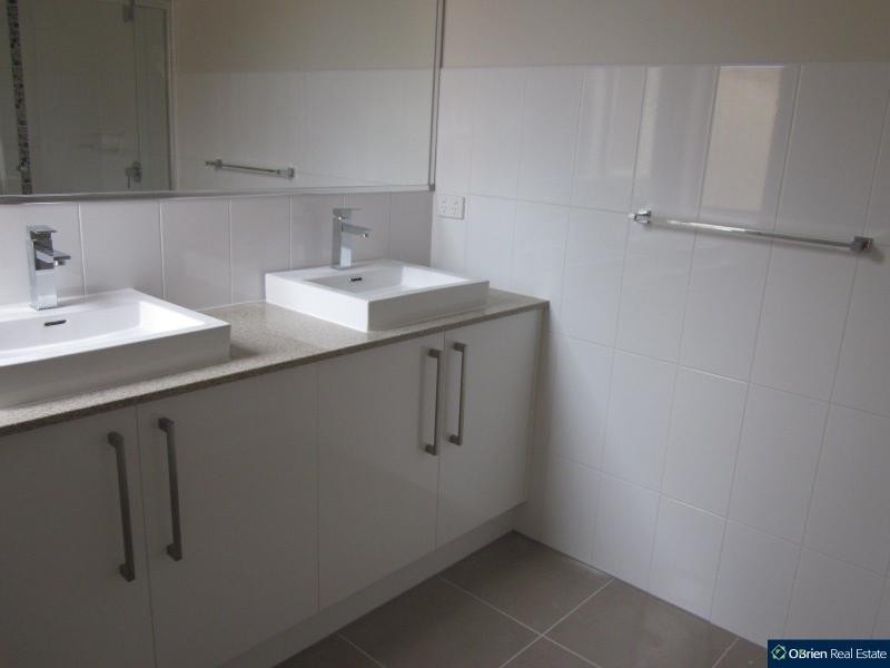 9 Fantail Lane, Pakenham VIC 3810