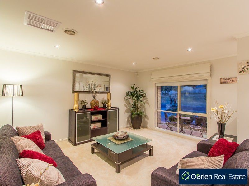 8 Gracehill Mews, Cranbourne VIC 3977