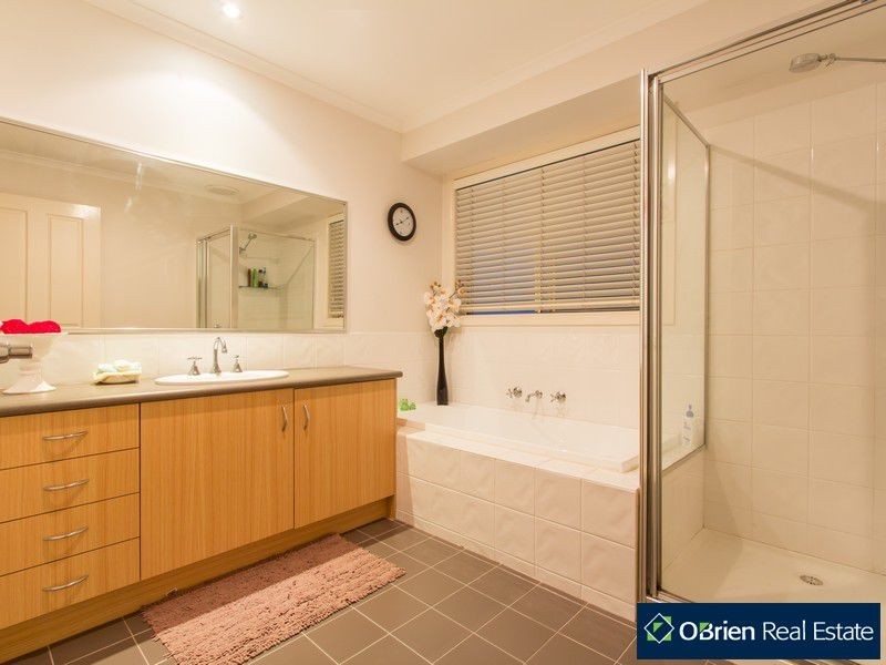 8 Gracehill Mews, Cranbourne VIC 3977