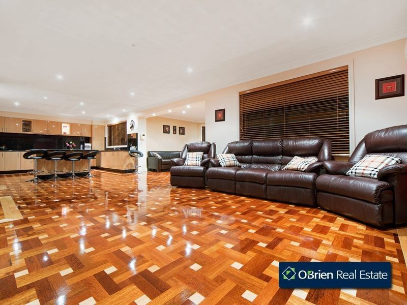 35 Montbrae Circuit, Narre Warren VIC 3805