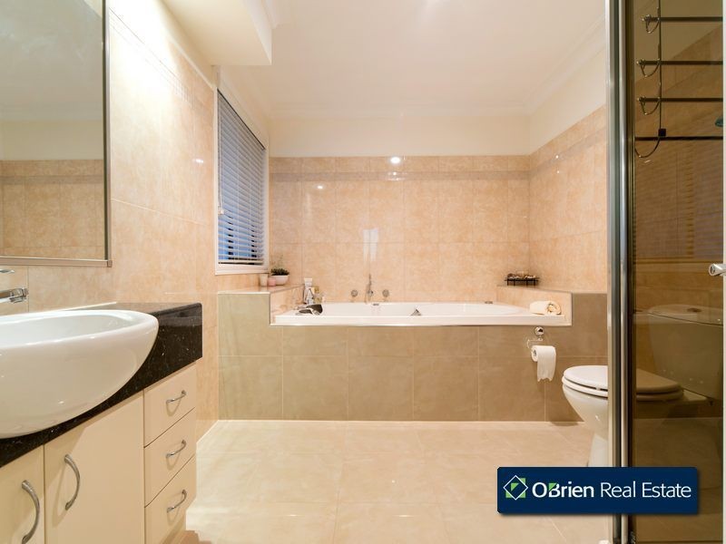 35 Montbrae Circuit, Narre Warren VIC 3805