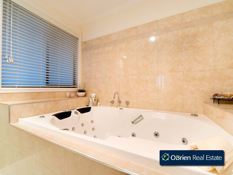 35 Montbrae Circuit, Narre Warren VIC 3805