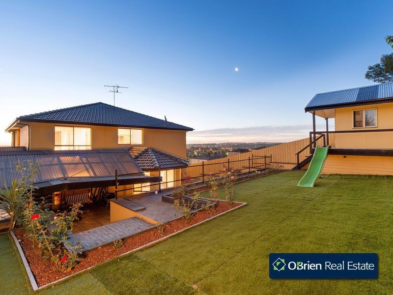 35 Montbrae Circuit, Narre Warren VIC 3805