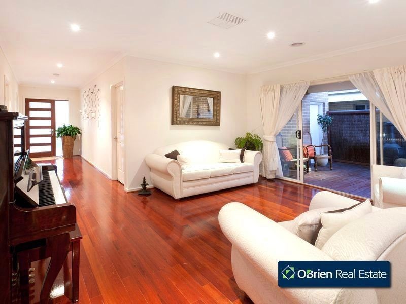 36 Merrowland Avenue, Cranbourne North VIC 3977