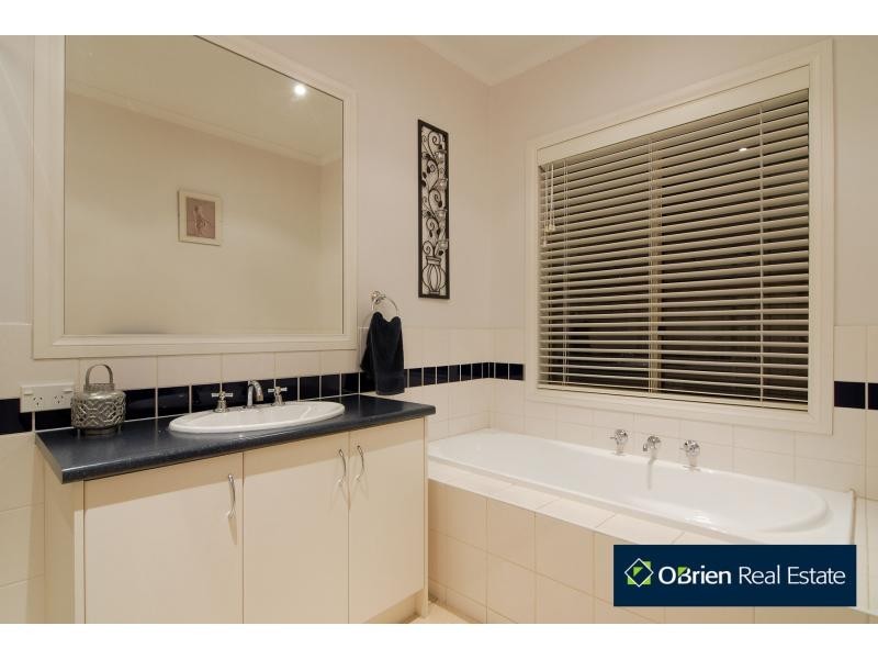 2 Tennyson Close, Berwick VIC 3806