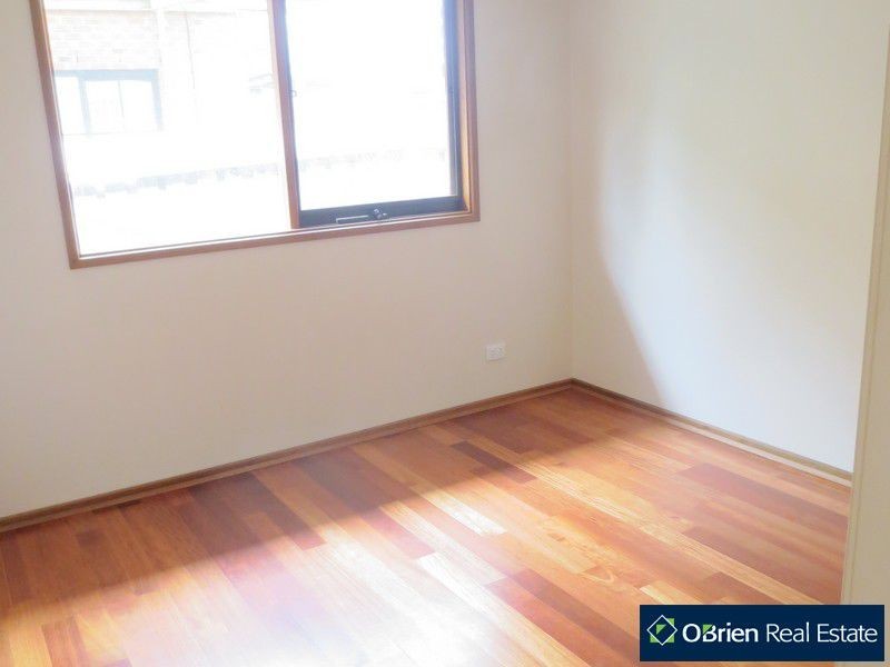 12 Mcquarie Court, Cranbourne North VIC 3977