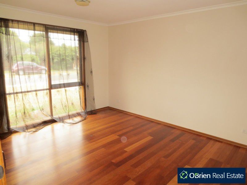 12 Mcquarie Court, Cranbourne North VIC 3977
