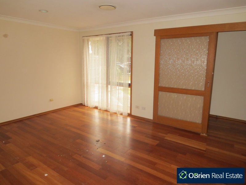 12 Mcquarie Court, Cranbourne North VIC 3977