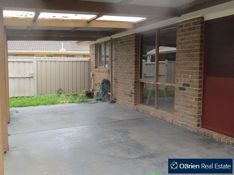 12 Mcquarie Court, Cranbourne North VIC 3977
