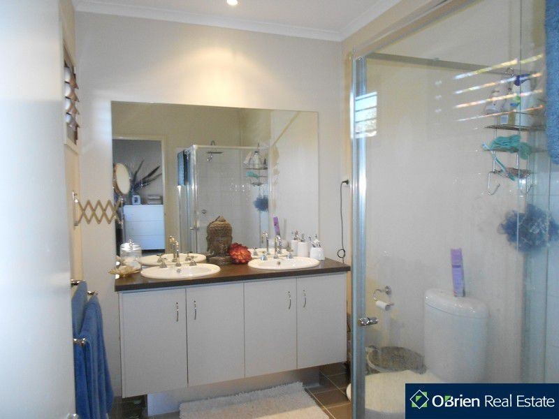 6 Lawton Grove, Berwick VIC 3806