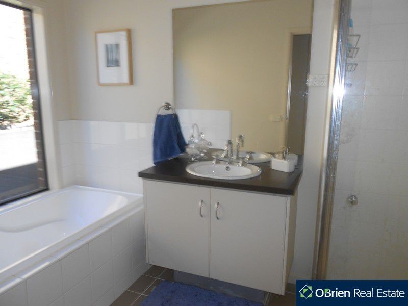 6 Lawton Grove, Berwick VIC 3806