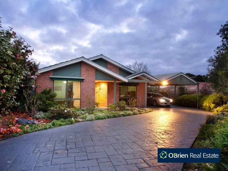 8 Barber Court, Berwick VIC 3806