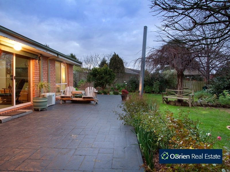 8 Barber Court, Berwick VIC 3806