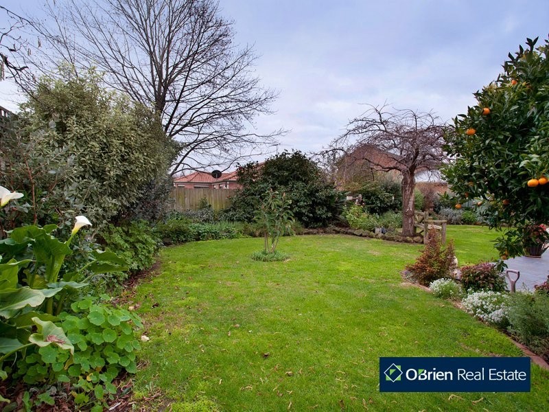 8 Barber Court, Berwick VIC 3806