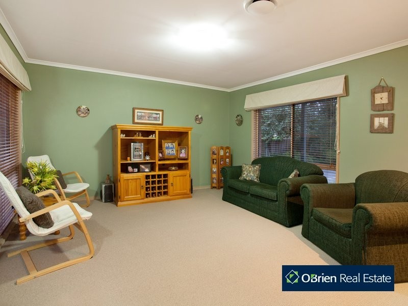 8 Barber Court, Berwick VIC 3806