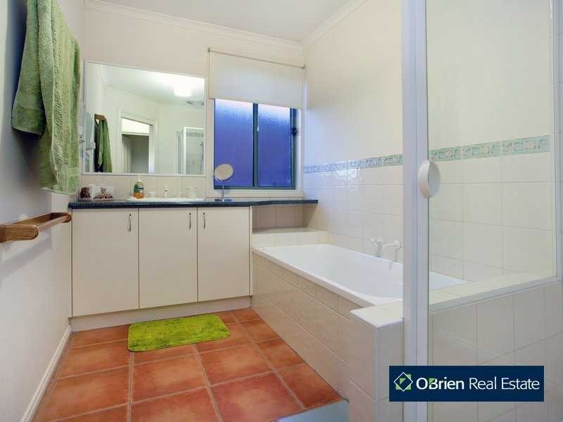 16 Grand Arch Way, Berwick VIC 3806