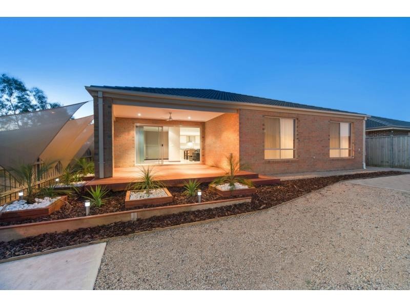 2 Dan Morgan Drive, Cranbourne East VIC 3977