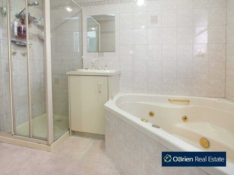 31 Valepark Crescent, Cranbourne VIC 3977