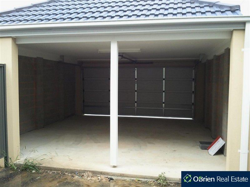 7/11 Howqua Place, Pakenham VIC 3810