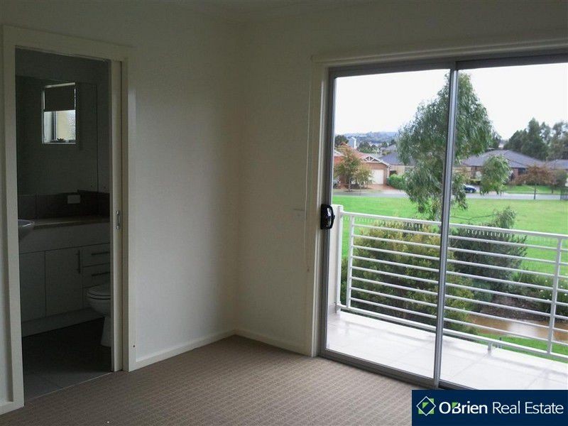 7/11 Howqua Place, Pakenham VIC 3810