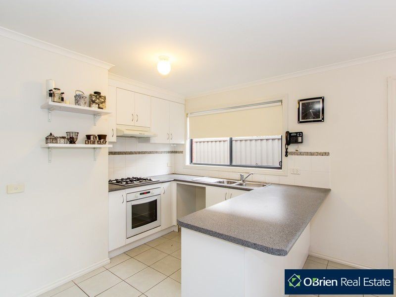 28 Mossman Drive, Cranbourne East VIC 3977