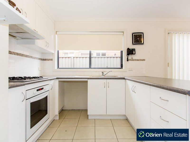 28 Mossman Drive, Cranbourne East VIC 3977