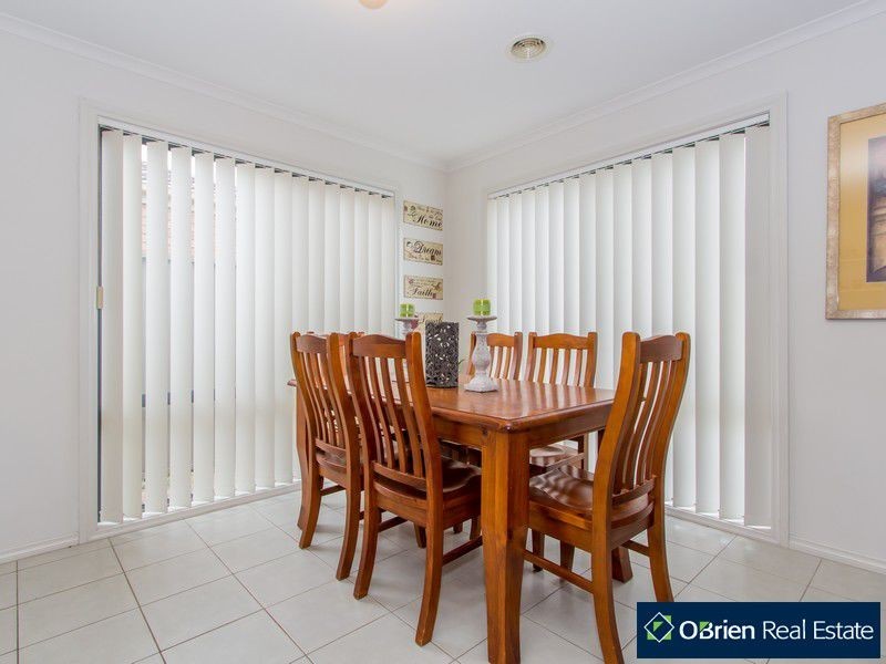 28 Mossman Drive, Cranbourne East VIC 3977