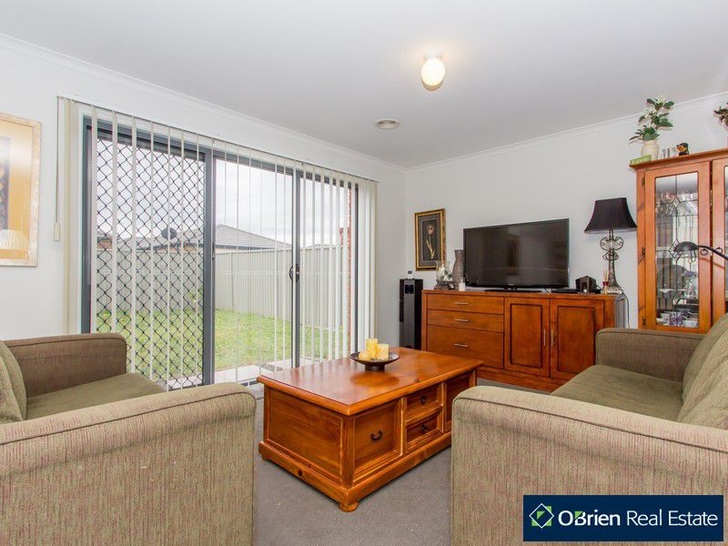 28 Mossman Drive, Cranbourne East VIC 3977