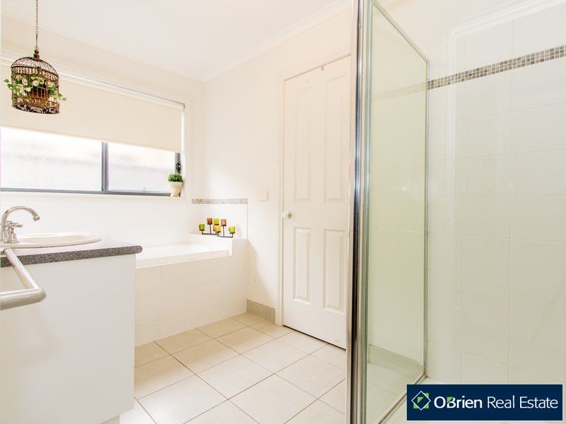 28 Mossman Drive, Cranbourne East VIC 3977