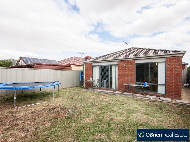 28 Mossman Drive, Cranbourne East VIC 3977