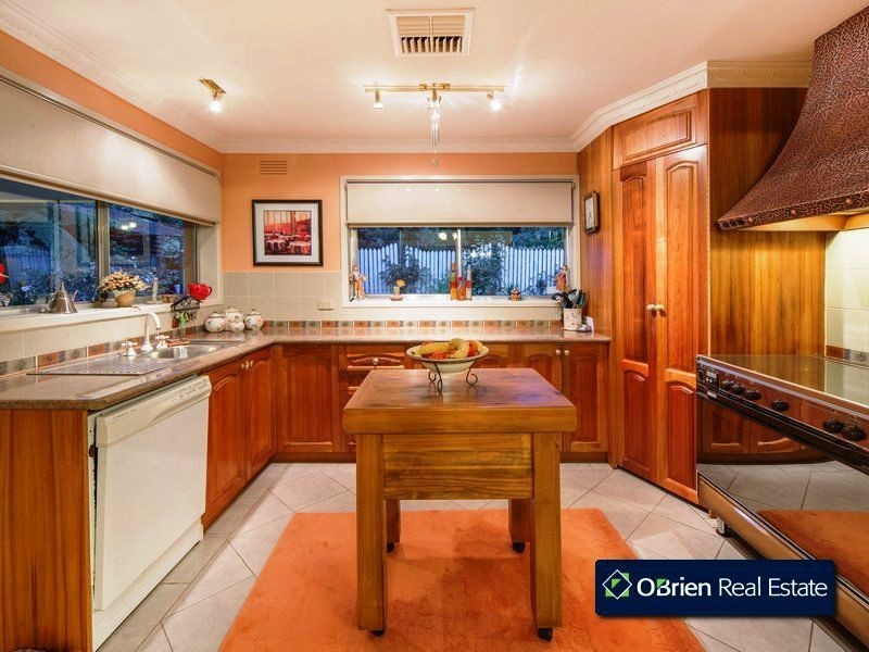 6 Queens Court, Berwick VIC 3806