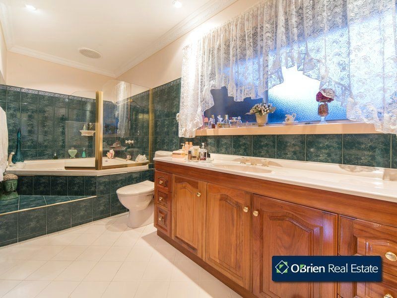 6 Queens Court, Berwick VIC 3806