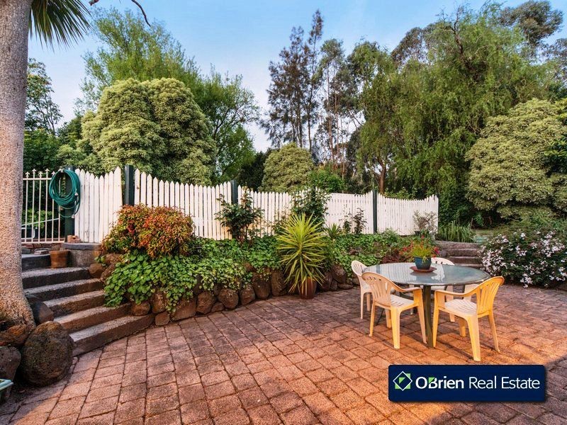 6 Queens Court, Berwick VIC 3806