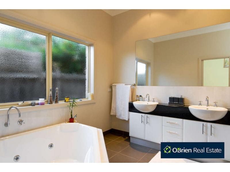 25 Braybrook Drive, Narre Warren South VIC 3805