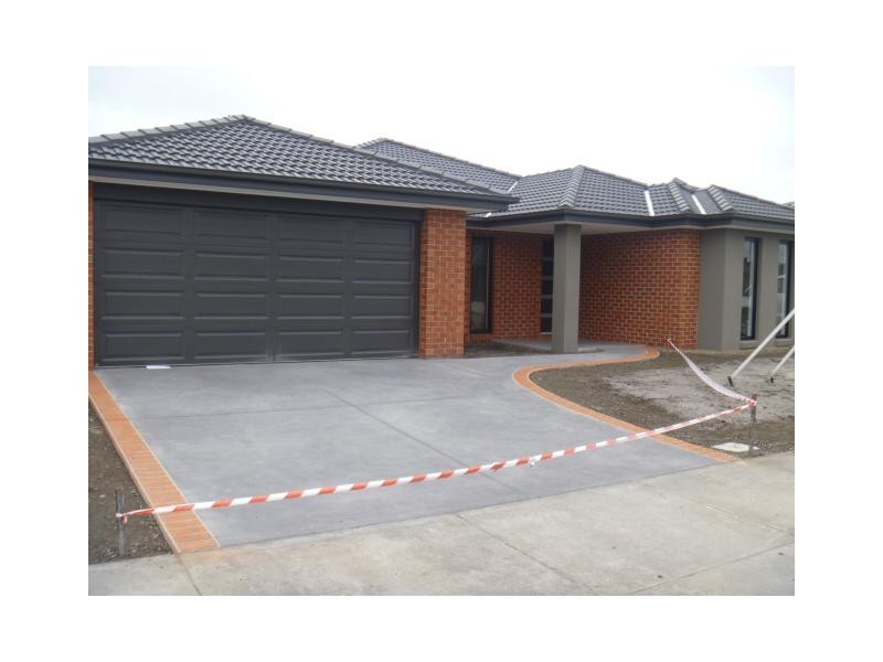 14 Charlbury Crescent, Cranbourne North VIC 3977
