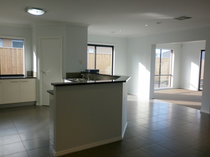 14 Charlbury Crescent, Cranbourne North VIC 3977