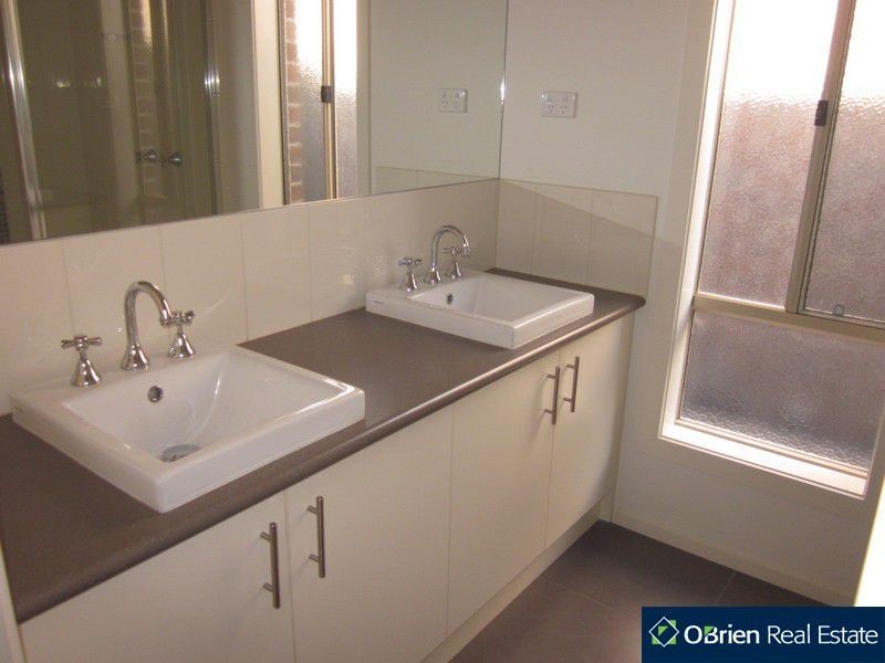 21 Westwood Grove, Pakenham VIC 3810