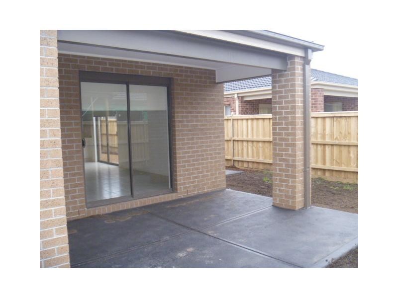 33 Crestway Drive, Cranbourne North VIC 3977