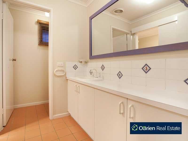 16 Strathavan Drive, Berwick VIC 3806