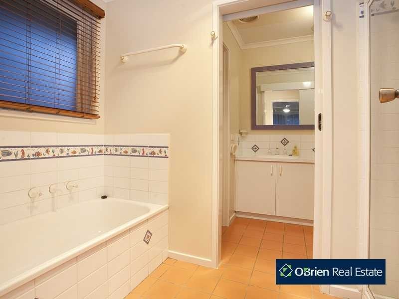 16 Strathavan Drive, Berwick VIC 3806