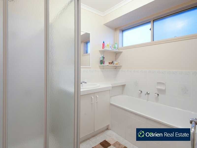 2 Harmon Close, Berwick VIC 3806