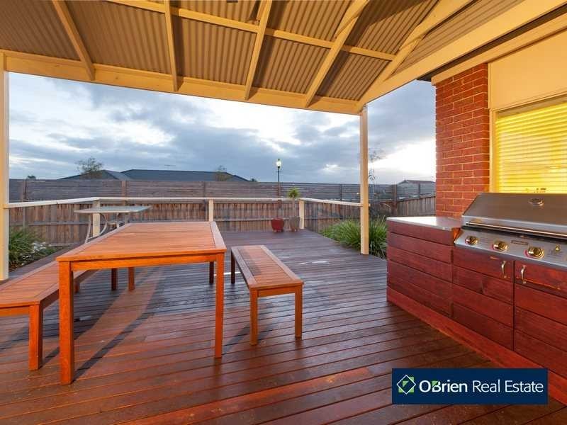 44 Henry Lawson Drive, Pakenham VIC 3810
